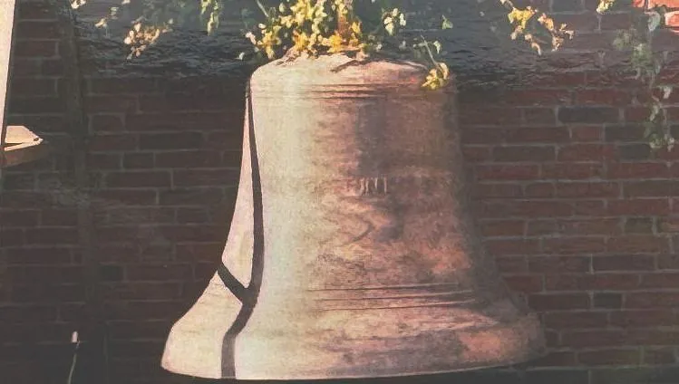 Detailaufnahme Glocke mit Inschrift