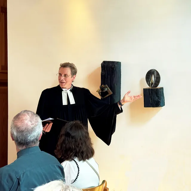 Pastor Weisswange zeigt Bronzene Skulptur Pfingsten
