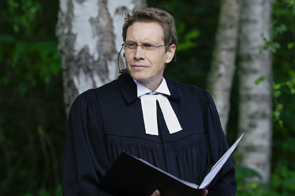 Pastor i. R. Ralf Weisswange vor Birken