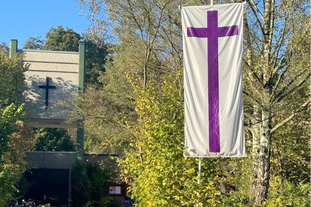 Kirche mit lila Kreuzbanner