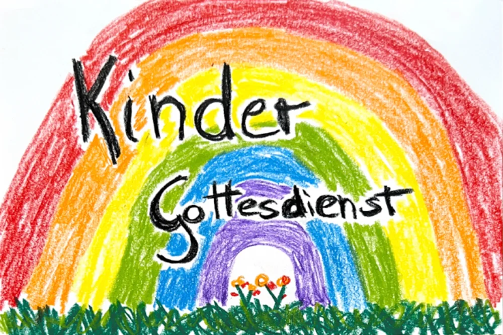 Eine Kinderzeichnung eines Regenbogens mit grünen Gras und Blumen am unteren