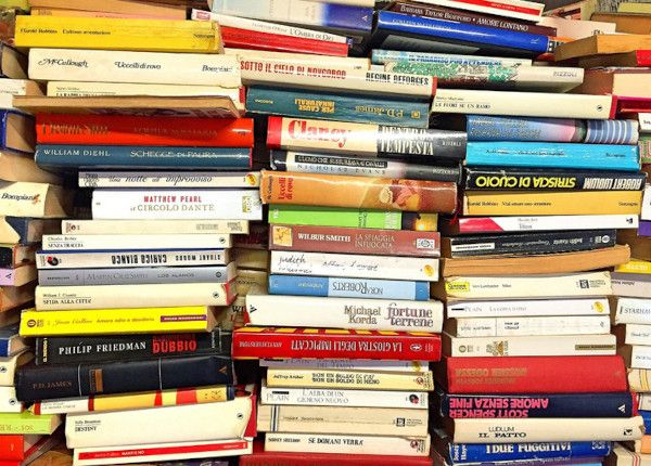 Bild voller Bücherstapel