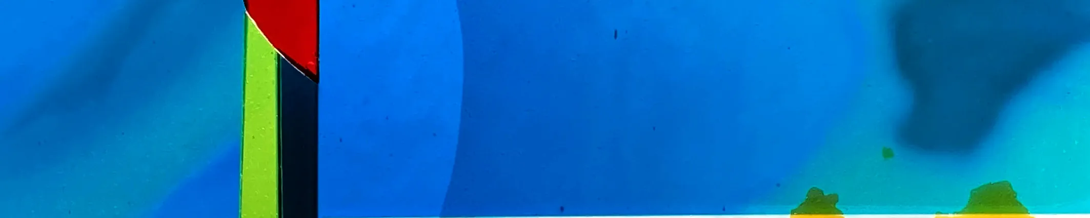 Abstraktes Gemälde in Blau, Rot, Grün und Schwarz