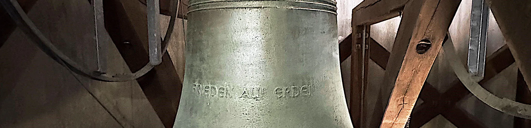 Detailaufnahme der Gloria-Glocke mit Inschrift