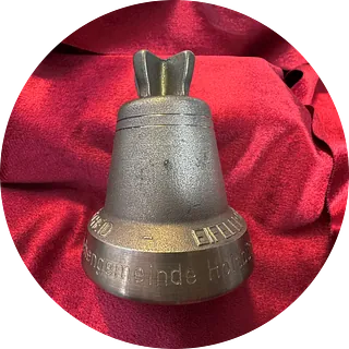 Handglocke auf einem rotem Tuch
