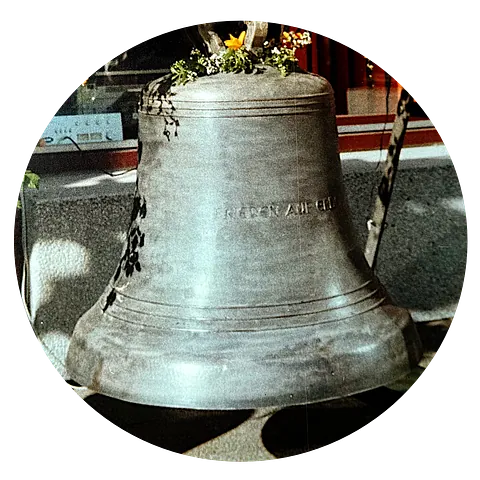 Große Glocke mit Blumen